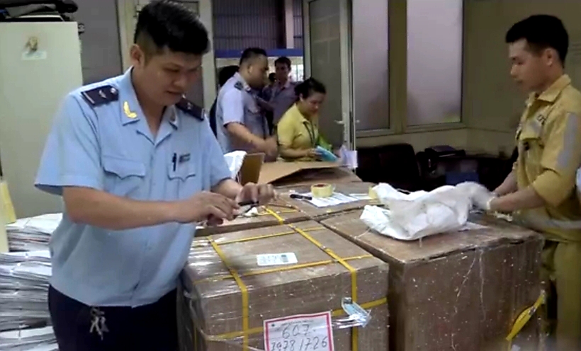 Bắt giữ 55 khúc sừng tê giác giấu trong khối thạch cao